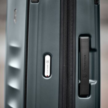 טרולי Spectra Storm של ויקטורינוקס משלבת עיצוב אלגנטי עם פוליקרבונט ממוחזר חזק ועמיד ופתיחה קדמית לשליפה מהירה של כל מה שחשוב, גם באמצע הדרך. 
בפנים מחכה לכם חלוקה פונקציונלית ששומרת על סדר וניצול מקסימלי של המקום ואפשרות להרחבה נדיבה למי שלא חוזר לארץ בלי קצת שופינג 😉.